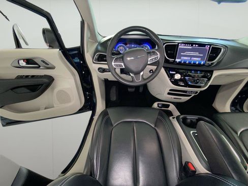 Used 2023 Chrysler Pacifica Touring-L FWD image 21