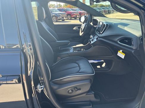 New 2026 Chrysler Pacifica Limited w/ Uconnect Theater Family Group image 24