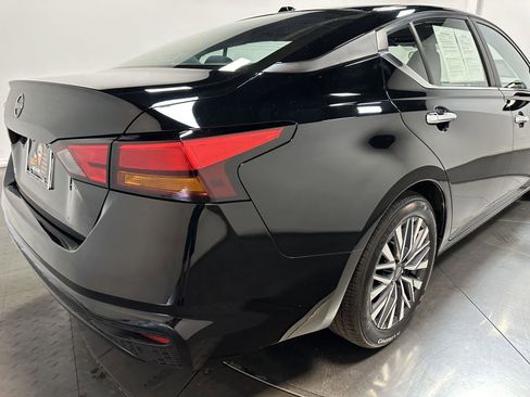 Used 2025 Nissan Altima 2.5 SV FWD image 14