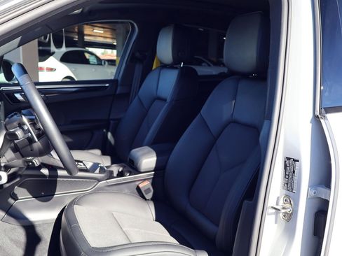 Certified 2024 Porsche Macan image 5