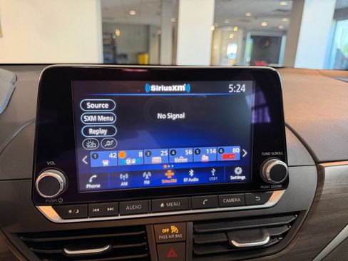 Used 2025 Nissan Altima 2.5 SV FWD image 16