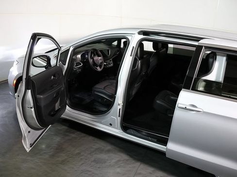 Used 2026 Chrysler Pacifica Select FWD image 5
