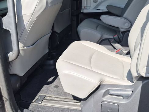 Certified 2025 Toyota Sienna XLE FWD image 12