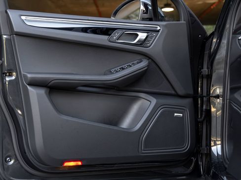 Certified 2026 Porsche Macan AWD/4WD image 21