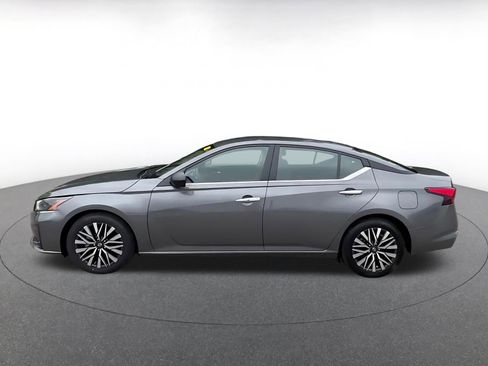 Used 2025 Nissan Altima 2.5 SV image 9