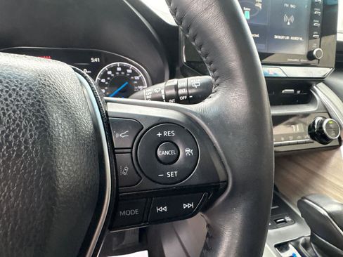 Used 2022 Toyota Venza XLE image 22