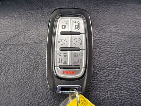 Used 2019 Chrysler Pacifica Touring-L FWD image 37