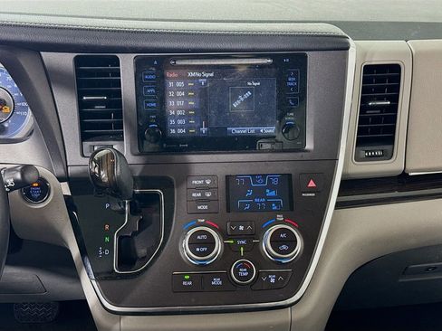 Used 2017 Toyota Sienna XLE Premium image 15