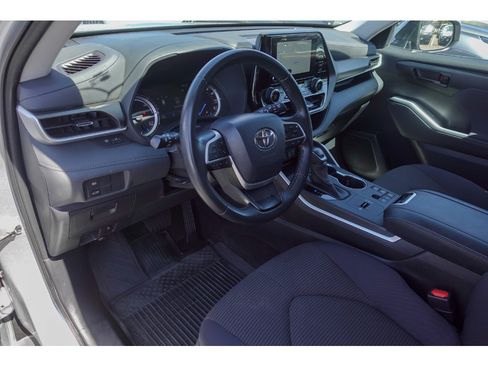 Used 2023 Toyota Highlander LE AWD/4WD image 9