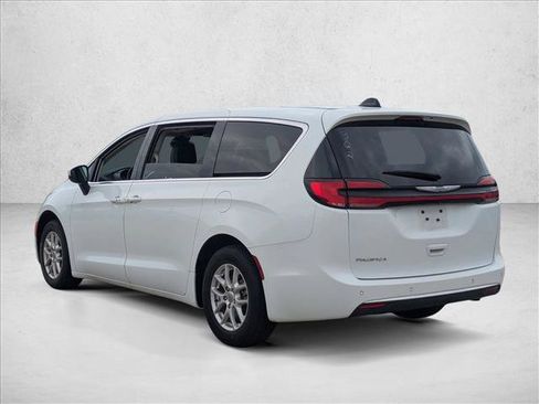 Used 2023 Chrysler Pacifica Touring-L FWD image 8