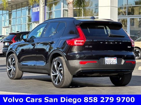 Certified 2021 Volvo XC40 T5 R-Design image 3