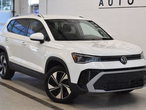 Used 2025 Volkswagen Taos SE AWD/4WD image 1