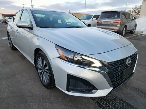 Used 2024 Nissan Altima 2.5 SV w/ SV Premium Package image 3