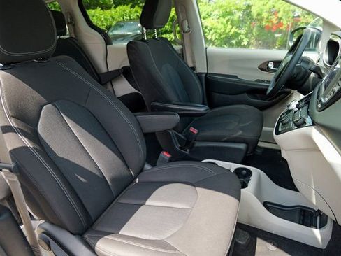 Used 2023 Chrysler Voyager LX image 35