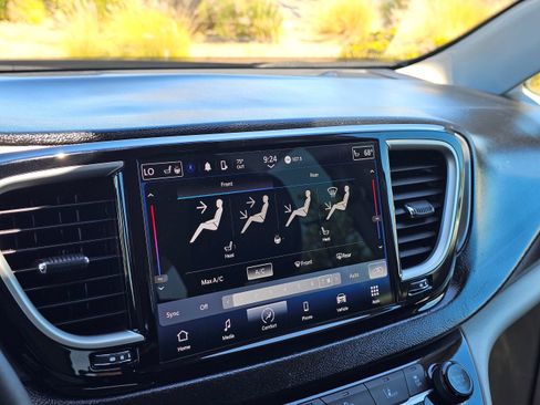 Used 2024 Chrysler Pacifica Touring-L FWD image 37