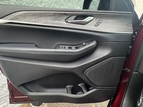 Used 2024 Jeep Grand Cherokee Limited image 23