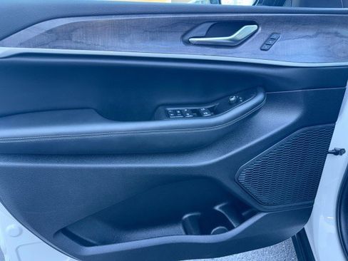 Used 2024 Jeep Grand Cherokee Limited image 16