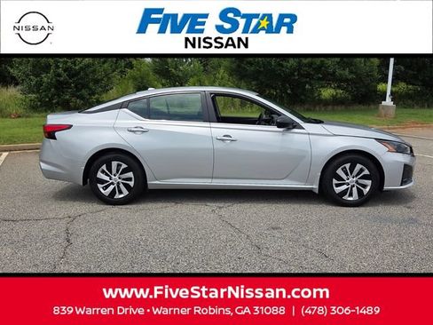 Used 2025 Nissan Altima 2.5 S FWD image 11