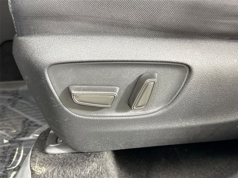 Used 2022 Toyota Highlander LE FWD image 25