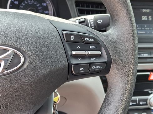 Used 2020 Hyundai Elantra SE FWD image 23