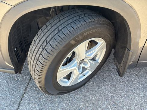 Used 2021 Toyota Highlander L image 9