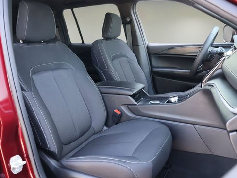 Used 2024 Jeep Grand Cherokee Laredo X AWD/4WD image 18