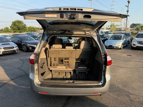 Used 2018 Toyota Sienna XLE FWD image 28