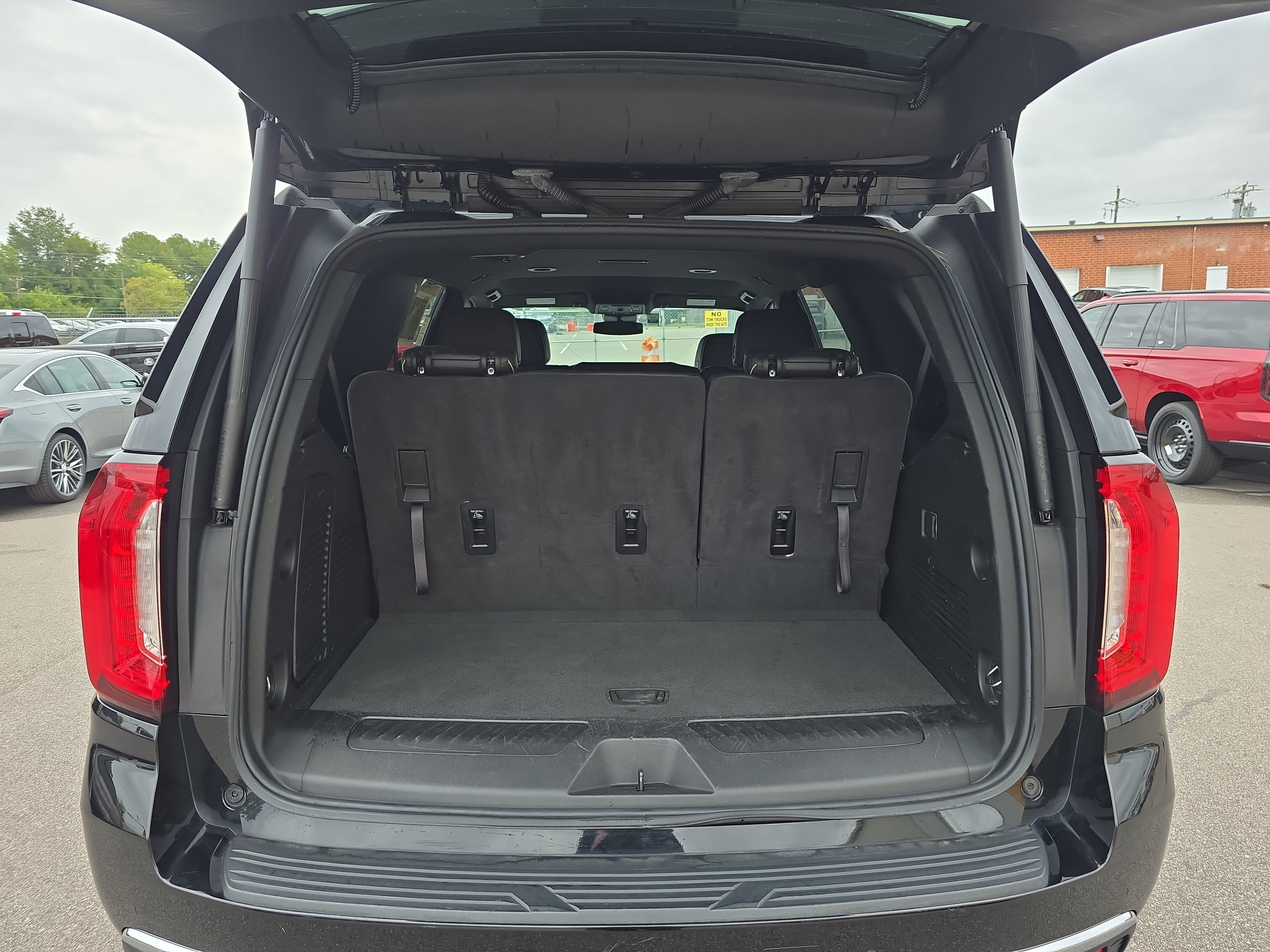 Used 2024 GMC Yukon SLT AWD/4WD image 13