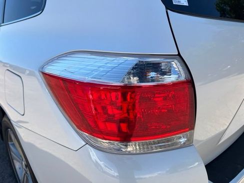 Used 2012 Toyota Highlander Limited w/ Tow Pkg AWD/4WD image 10