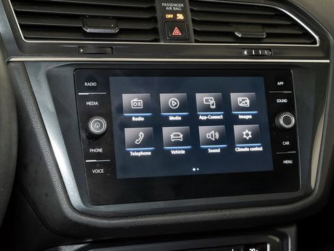 Used 2020 Volkswagen Tiguan SE w/ Panoramic Sunroof Package AWD/4WD image 18