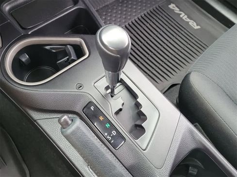 Used 2018 Toyota RAV4 LE image 21