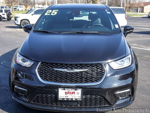 Used 2025 Chrysler Pacifica Select image 6