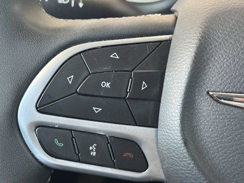 Used 2023 Chrysler Pacifica Touring-L FWD image 35