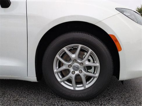 New 2025 Chrysler Voyager LX image 10