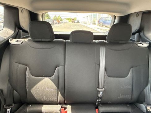 Used 2016 Jeep Renegade Latitude FWD image 18