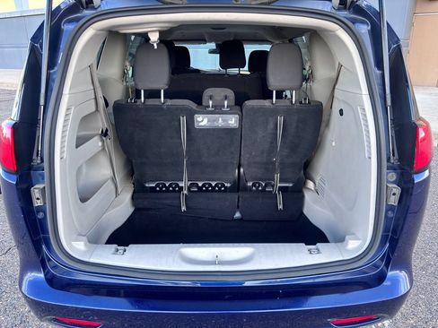 Used 2020 Chrysler Voyager L FWD image 37