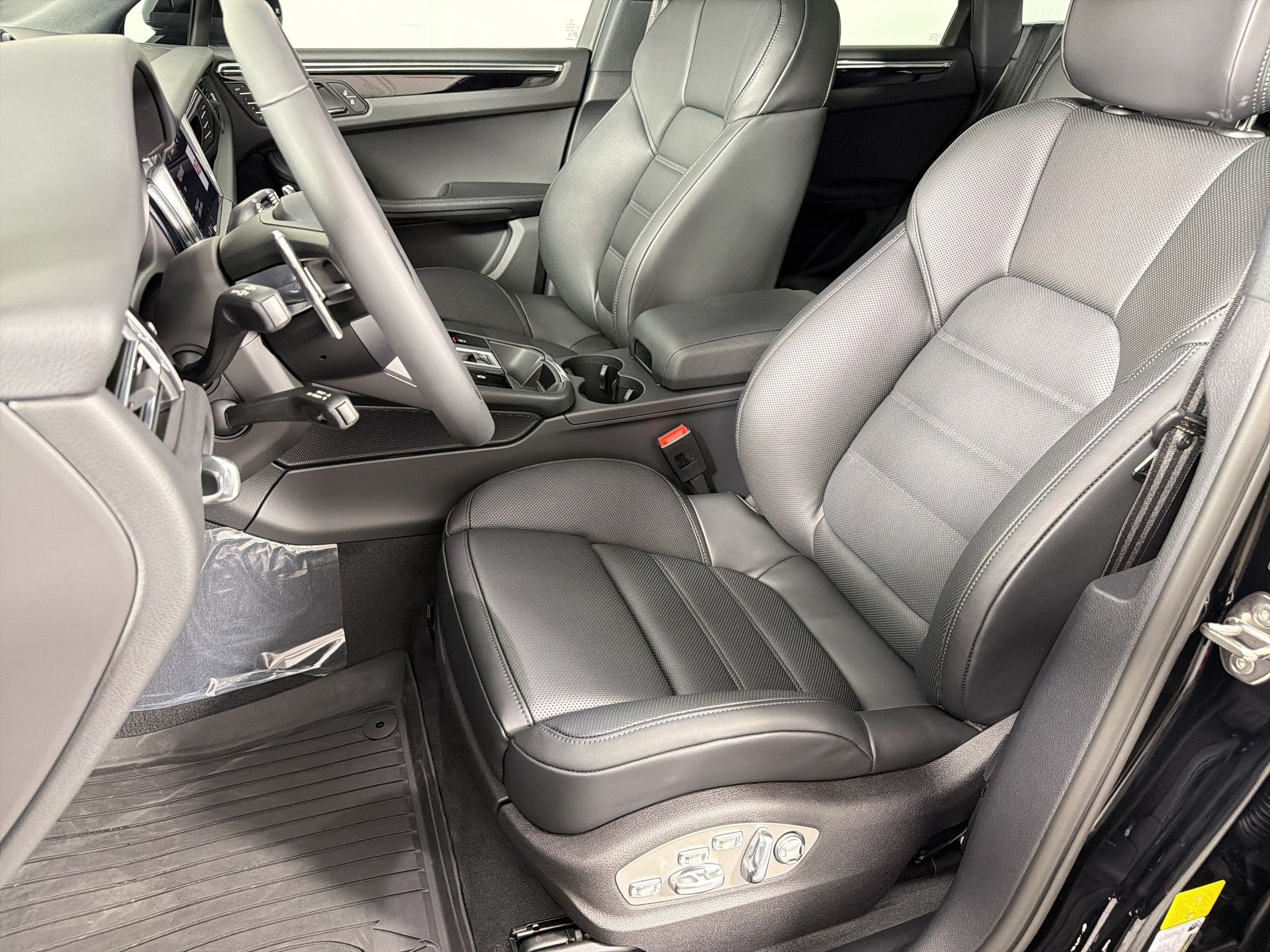 Used 2026 Porsche Macan AWD/4WD image 5