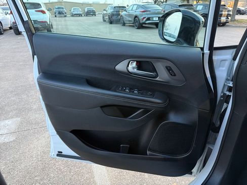 Used 2025 Chrysler Pacifica Select image 21