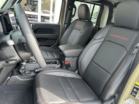 Used 2025 Jeep Gladiator Rubicon w/ Convenience Group AWD/4WD image 11