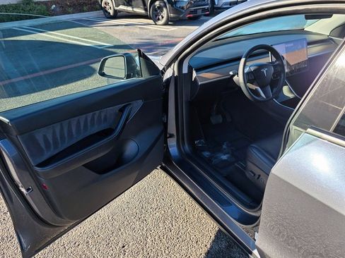 Used 2021 Tesla Model Y Long Range image 25