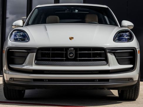 Certified 2025 Porsche Macan AWD/4WD image 8