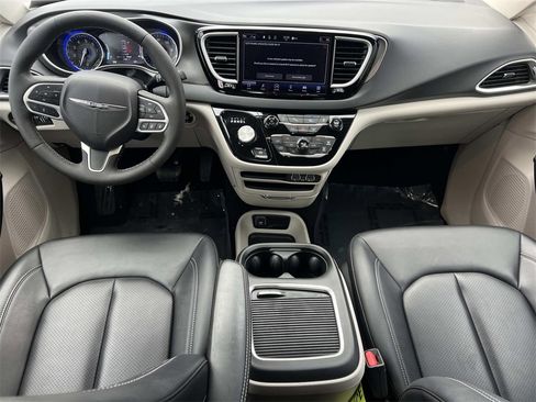 Used 2024 Chrysler Pacifica Touring-L image 3