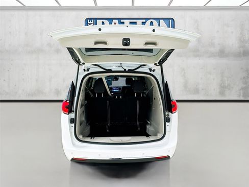 Used 2023 Chrysler Pacifica Touring-L image 25