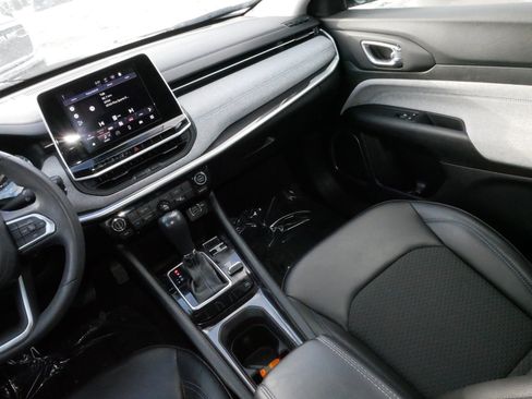 Used 2022 Jeep Compass Latitude image 11