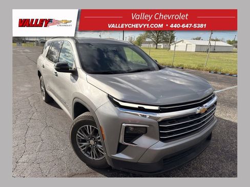 Used 2025 Chevrolet Traverse LT AWD/4WD image 1