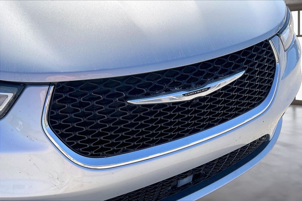 Used 2024 Chrysler Pacifica Touring-L FWD image 31