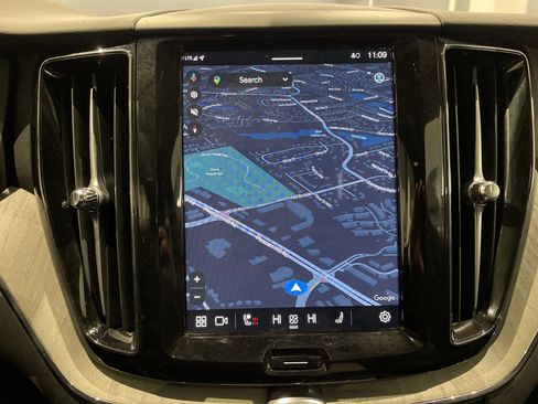 Used 2025 Volvo XC60 B5 Plus image 28