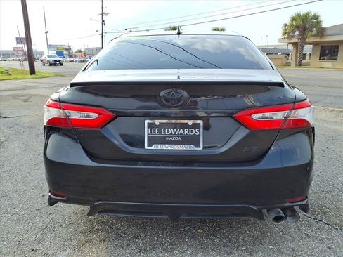 Used 2020 Toyota Camry SE image 3