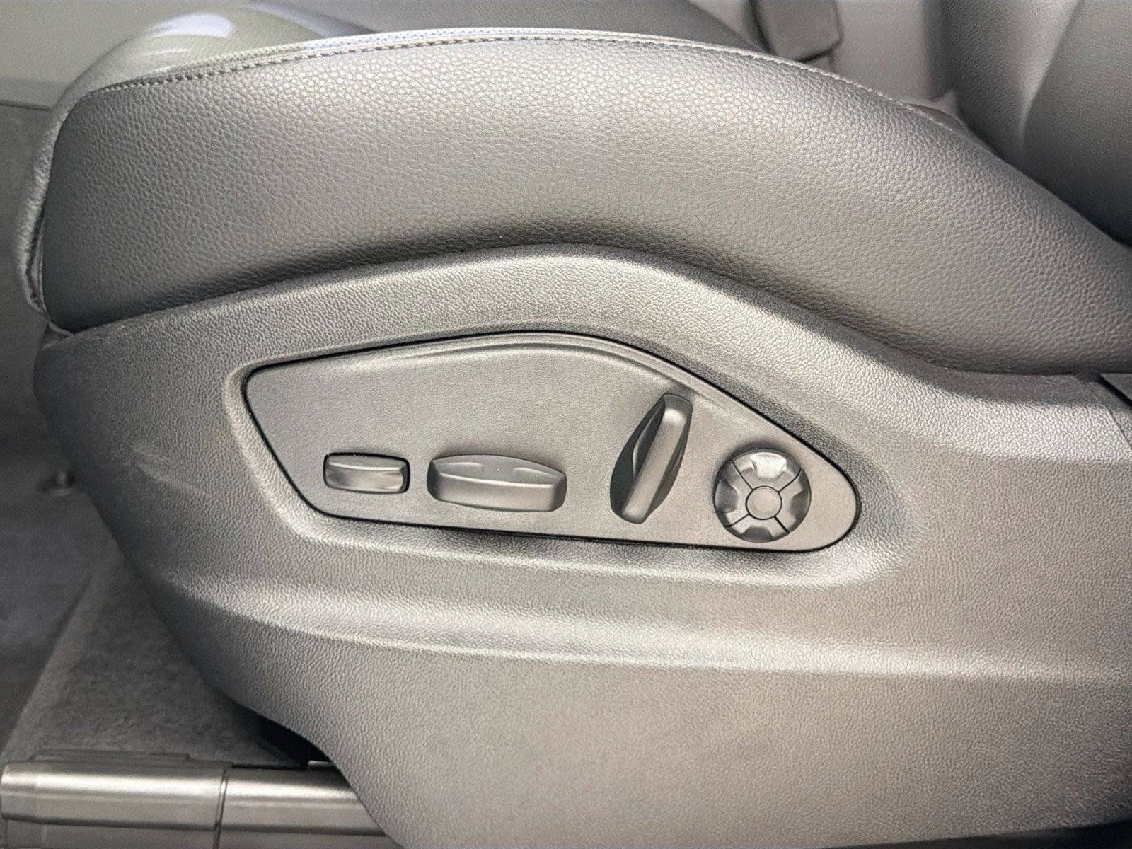 Certified 2025 Porsche Cayenne AWD/4WD image 31