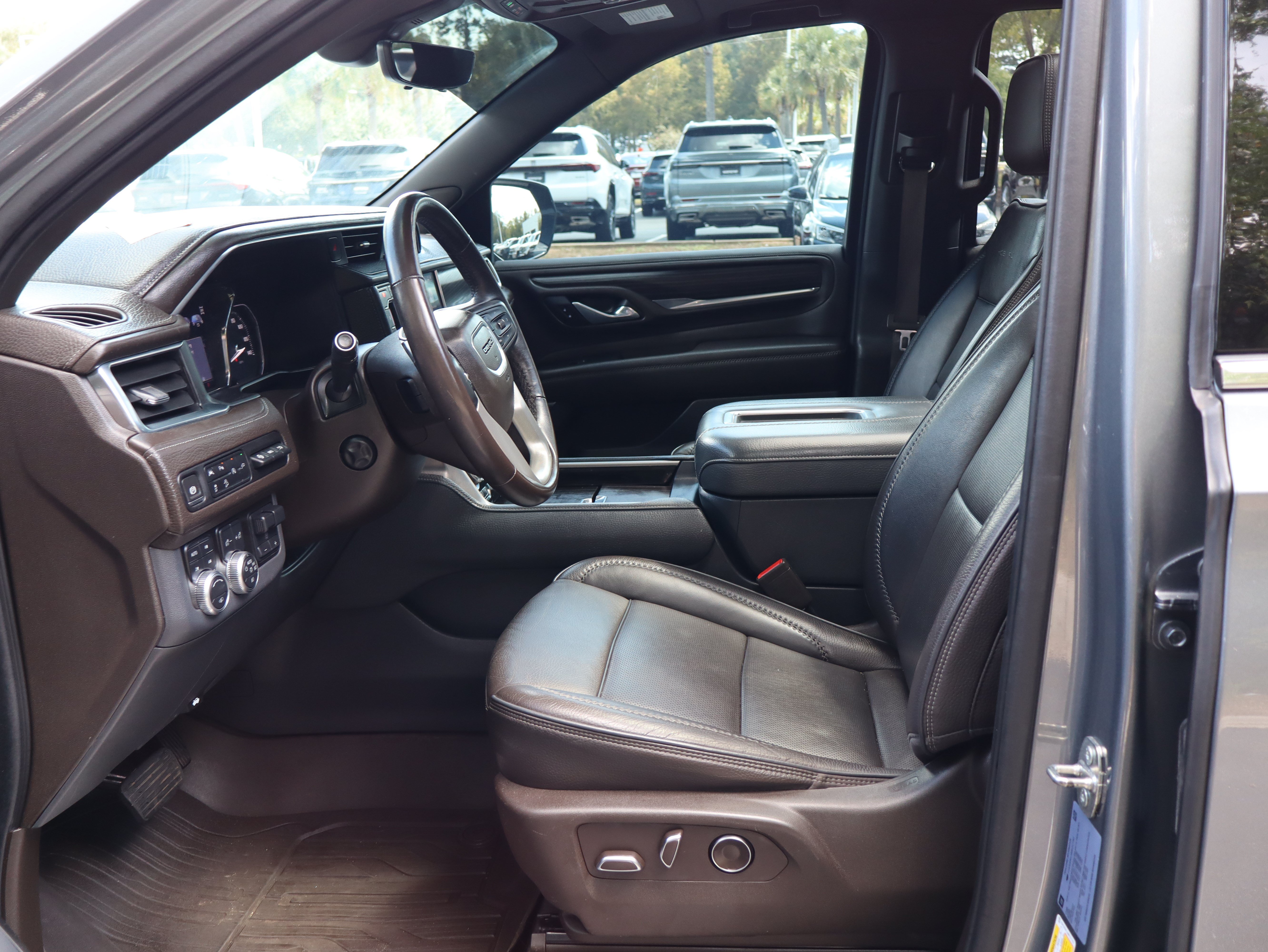 Used 2021 GMC Yukon Denali w/ Denali Ultimate Package AWD/4WD image 22